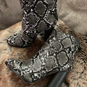 NEW SZ 6 SNAKESKIN PRINT HIGH HEEL BOOTS